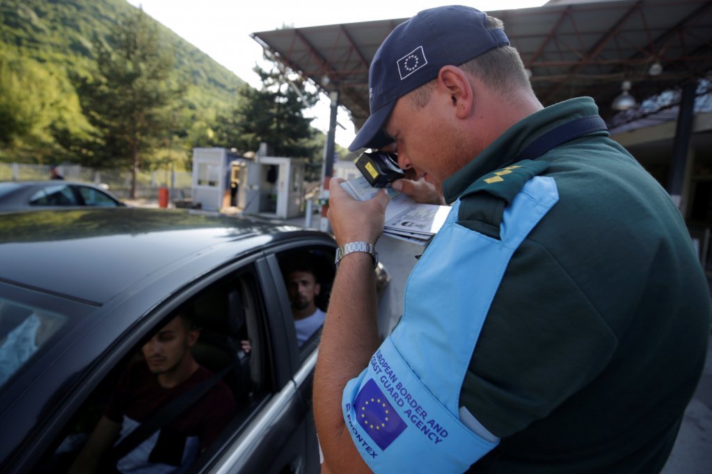 Grèce : arrestation de plus de 40 personnes soupçonnées d’appartenir à un réseau de passeurs