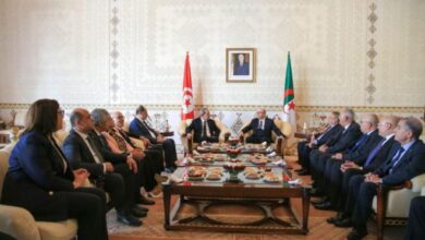 Photo de Le chef du gouvernement s’entretient, à Alger, avec son homologue algérien
