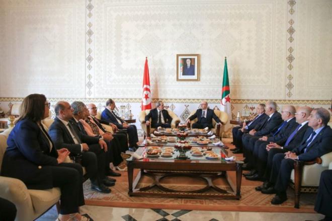 Le chef du gouvernement s'entretient, à Alger, avec son homologue algérien