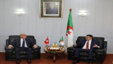 Photo de Derbal examine avec son homologue tunisien le renforcement de la coopération bilatérale