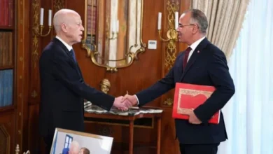 Le président Kaïs Saïed et le chef du gouvernement Kamel Madouri se sont rencontrés mercredi au Palais de Carthage pour discuter de la marche de l’activité du gouvernement ainsi que des projets de lois et de décrets.