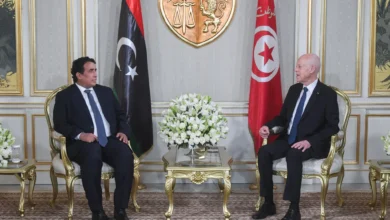 Le président tunisien, Kais Saïed, a accueilli lundi 18 août Mohamed Younis Al-Manfi, président du Conseil présidentiel libyen, à l’aéroport international de Tunis-Carthage