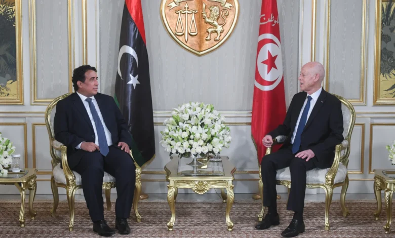Le président tunisien, Kais Saïed, a accueilli lundi 18 août Mohamed Younis Al-Manfi, président du Conseil présidentiel libyen, à l’aéroport international de Tunis-Carthage