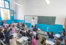 Le ministère de l’Éducation nationale en Algérie lance une campagne de recrutement d’enseignants contractuels. Ainsi, il souhaite combler rapidement les postes vacants avant le concours national prévu en décembre 2025.