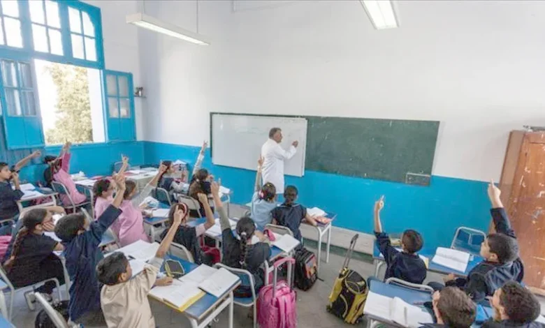 Le ministère de l’Éducation nationale en Algérie lance une campagne de recrutement d’enseignants contractuels. Ainsi, il souhaite combler rapidement les postes vacants avant le concours national prévu en décembre 2025.