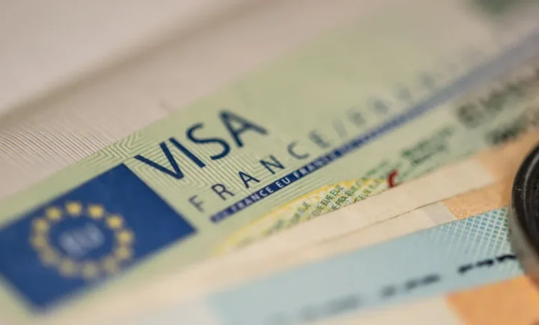 Les relations entre la France et l’Algérie connaissent un nouvel épisode de crispation. En effet, le 6 août 2025, Emmanuel Macron a annoncé la suspension du visa D pour les Algériens.