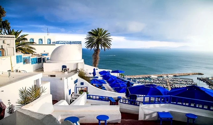 En 2025, la Tunisie connaît un véritable essor touristique. Selon le site spécialisé Travel and Tour World, publié mardi, le pays rejoint des destinations phares comme l’Espagne, le Mexique, le Brésil, la Grèce ou les Émirats Arabes Unis grâce à une forte croissance du secteur.