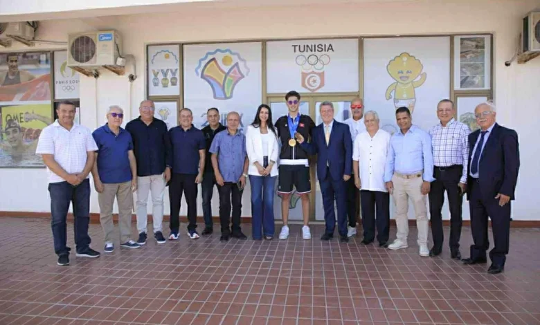 Les membres et cadres du Comité National Olympique Tunisien ont accueilli ce mardi matin, à la Maison Olympique, le champion du monde Ahmed Jaouadi