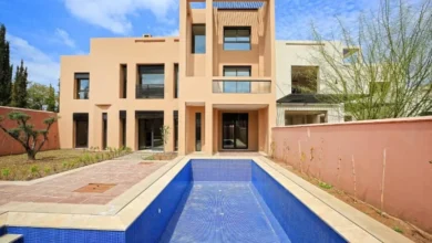 Vendre un bien immobilier au Maroc peut paraître simple. Pourtant, pour les Marocains résidant à l’étranger (MRE), la fiscalité réserve souvent des pièges.