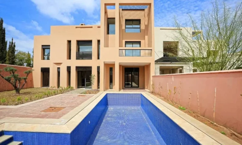 Vendre un bien immobilier au Maroc peut paraître simple. Pourtant, pour les Marocains résidant à l’étranger (MRE), la fiscalité réserve souvent des pièges.