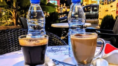 À Larache, au Maroc, un café a déclenché une vive controverse. La raison : une pancarte à l’entrée limite la durée de présence des clients à 15 minutes