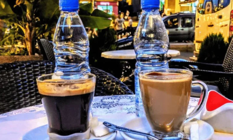 À Larache, au Maroc, un café a déclenché une vive controverse. La raison : une pancarte à l’entrée limite la durée de présence des clients à 15 minutes