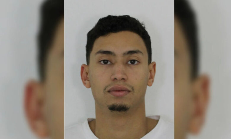 Sami Bekal Bounouare, alias Pacho, est un Espagnol d’origine marocaine de 27 ans. Né à Palma en 1997, il a grandi à Rotterdam après avoir rejoint les Pays-Bas avec sa famille à 13 ans. Aujourd’hui, il fait partie des criminels les plus recherchés d’Europe.