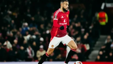 L’avenir immédiat de Noussair Mazraoui avec Manchester United reste incertain. À deux jours du match face à Brentford, prévu samedi 27 septembre, l’international marocain a manqué l’entraînement collectif, laissant planer le doute sur sa titularisation.