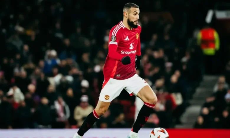 L’avenir immédiat de Noussair Mazraoui avec Manchester United reste incertain. À deux jours du match face à Brentford, prévu samedi 27 septembre, l’international marocain a manqué l’entraînement collectif, laissant planer le doute sur sa titularisation.