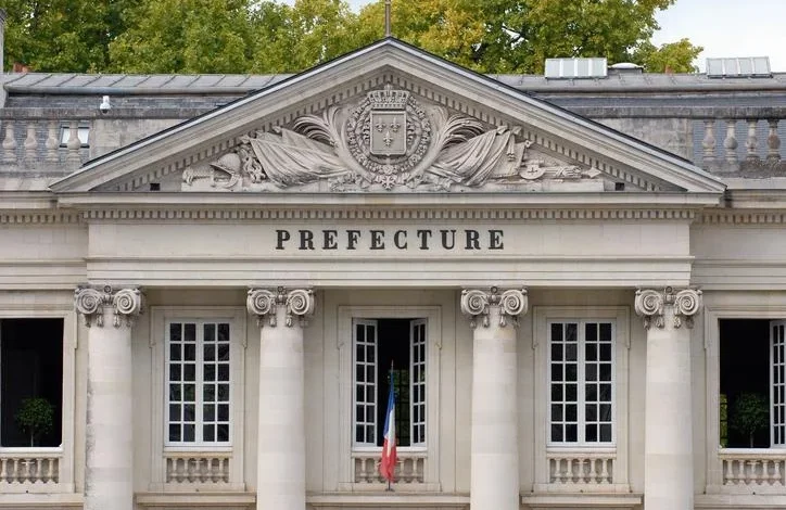 La France a renforcé les règles pour renouveler le titre de séjour de 10 ans. Cette décision concerne surtout les Algériens installés depuis longtemps.
