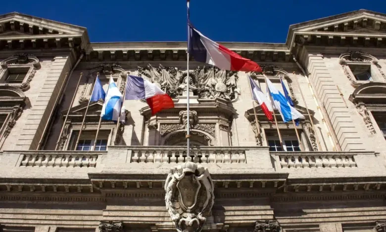 France : un influenceur algérien visé par trois OQTF obtient finalement un titre de séjour