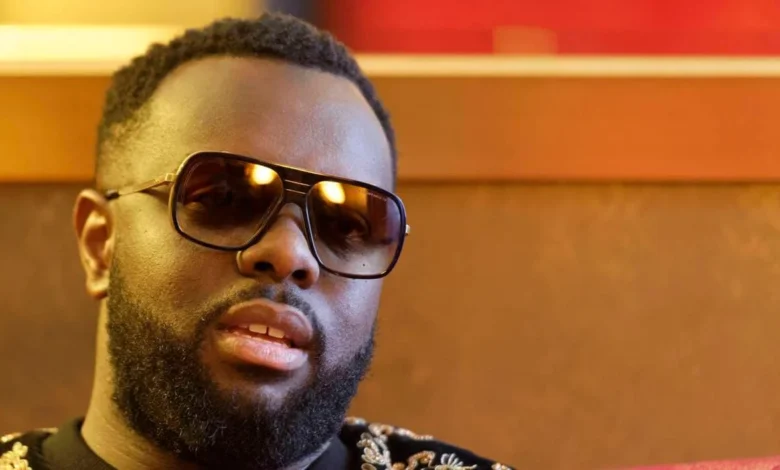 Gims placé en garde à vue prolongée en France dans une enquête pour blanchiment liée à un projet immobilier de luxe près de Marrakech.