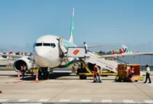 Hausse des prix des billets d’avion : des MRE contraints de renoncer à leurs vacances au Maroc