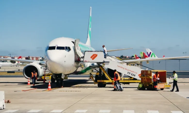 Hausse des prix des billets d’avion : des MRE contraints de renoncer à leurs vacances au Maroc