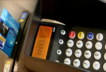 Carte bancaire au Maroc : ces frais cachés qui plombent le budget des MRE