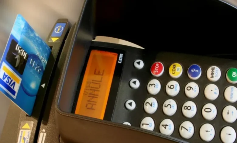 Carte bancaire au Maroc : ces frais cachés qui plombent le budget des MRE
